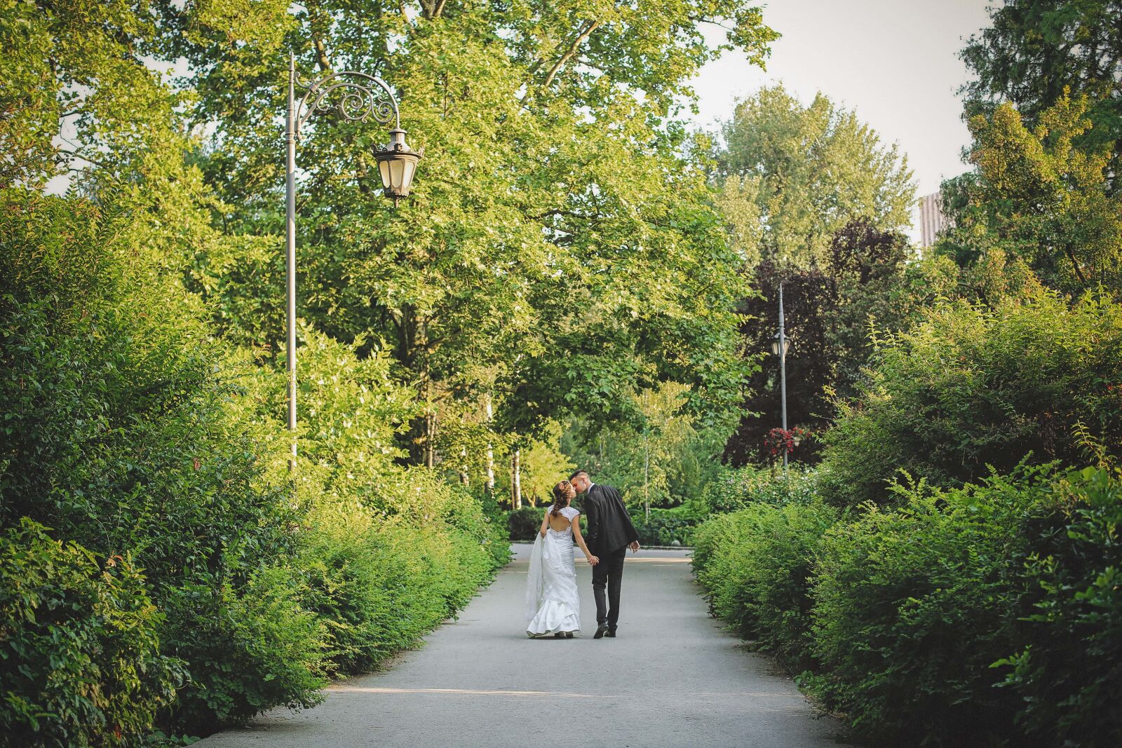 Canon EF 50mm F1.4 USM sample photo. Couple, kiss, wedding, park photography