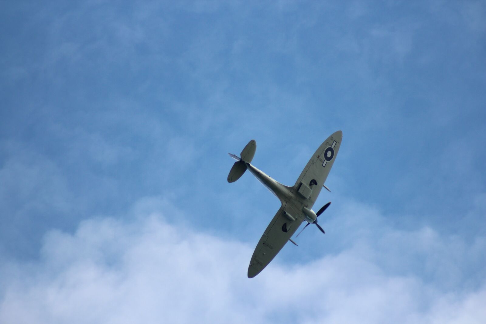 Canon EF 75-300mm f/4-5.6 USM sample photo. Airplane, aircraft, flight photography