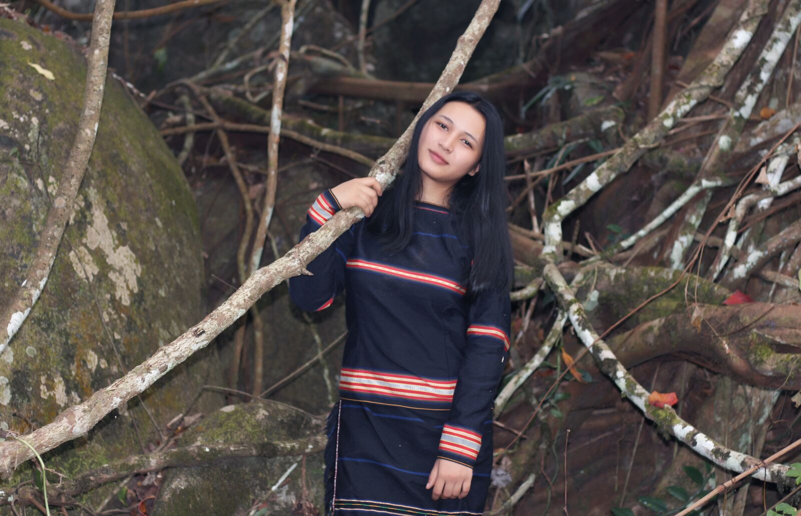 Canon EOS 700D (EOS Rebel T5i / EOS Kiss X7i) + Canon EF 50mm F1.8 STM sample photo. Woman, leaves, branches photography