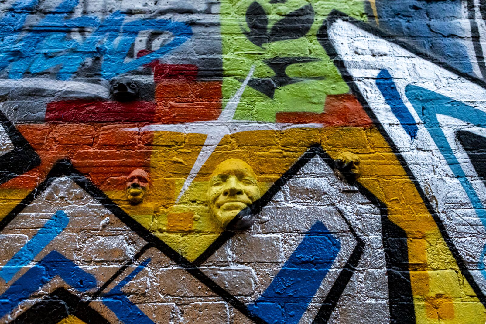 Canon EOS 5D Mark IV sample photo. Wall, artist, face photography