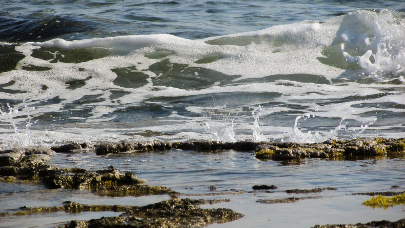 Canon PowerShot SX400 IS sample photo. Wave, smashing, spray photography