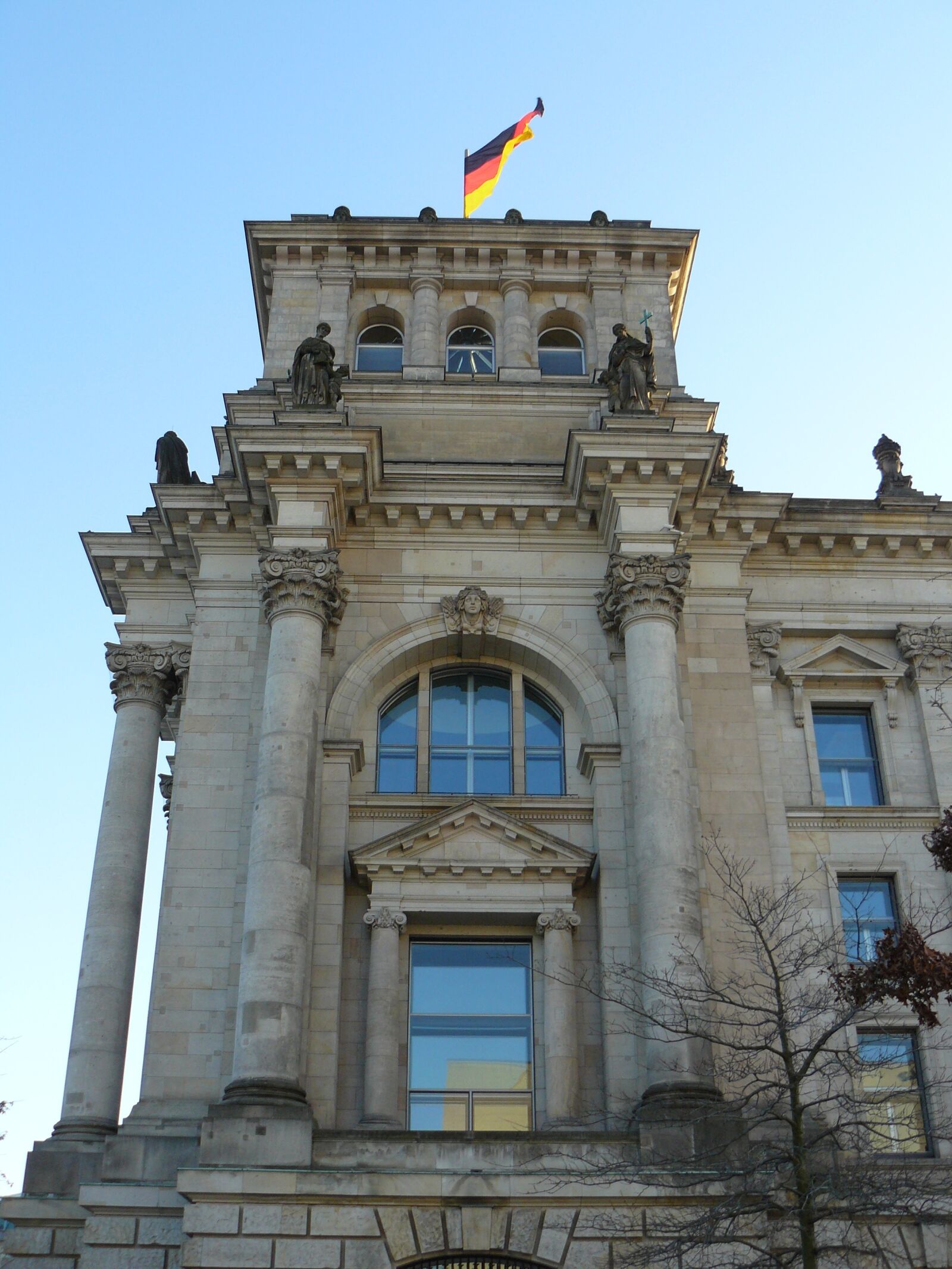 Panasonic DMC-FZ8 sample photo. Reichstag, government, flag photography