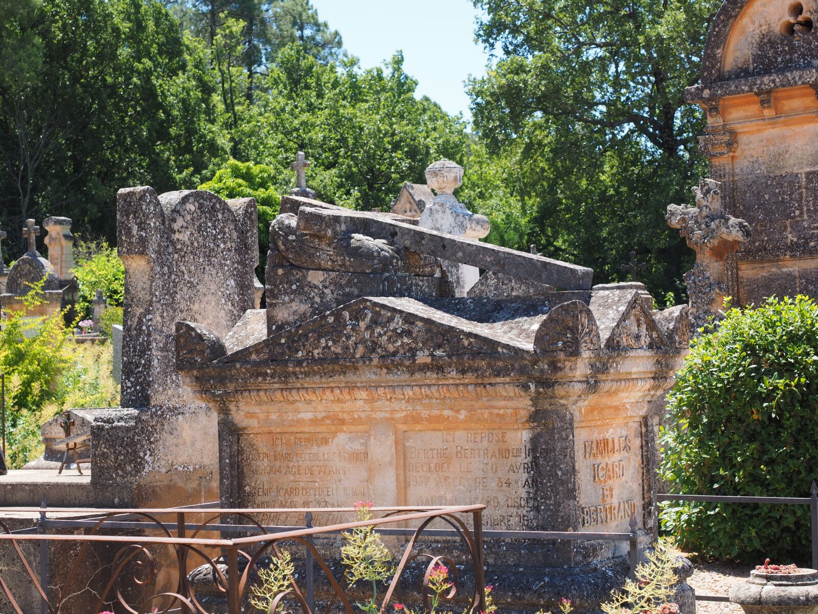 Olympus OM-D E-M1 + Olympus M.Zuiko Digital ED 12-40mm F2.8 Pro sample photo. Cemetery, graves, gravestone photography