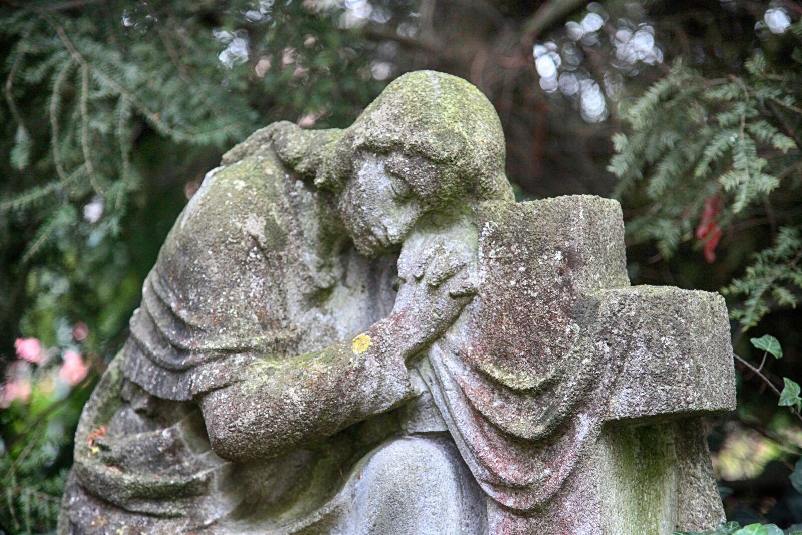 Canon EOS 5D Mark II sample photo. Mourning, kneeling, cross photography