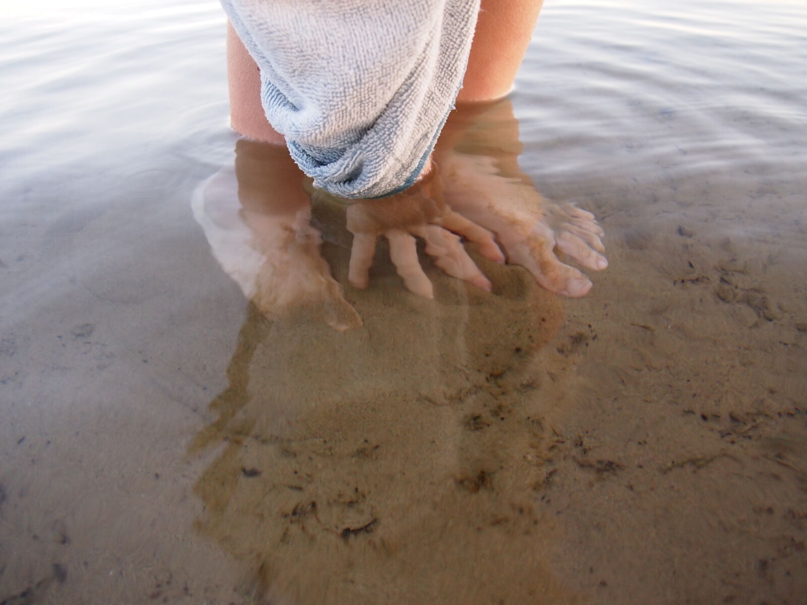 Olympus PEN E-PM1 sample photo. Feet, hand, kid, lake photography