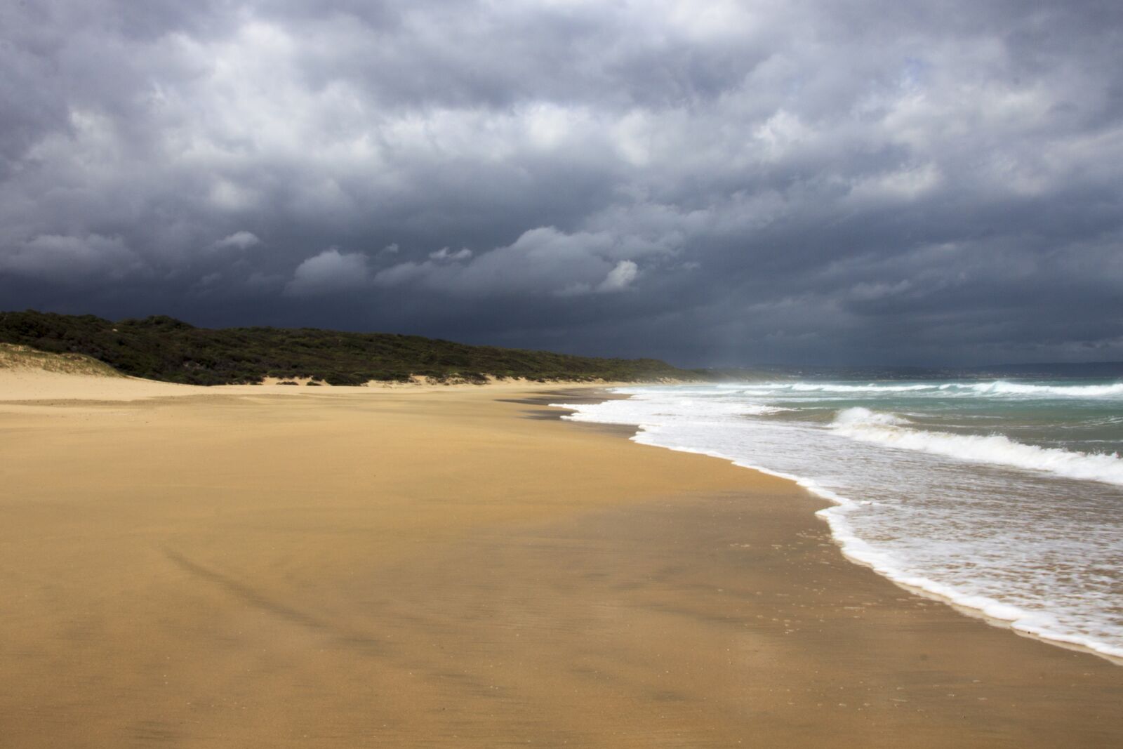 Canon EOS 500D (EOS Rebel T1i / EOS Kiss X3) sample photo. Beach, stormy clouds, sky photography