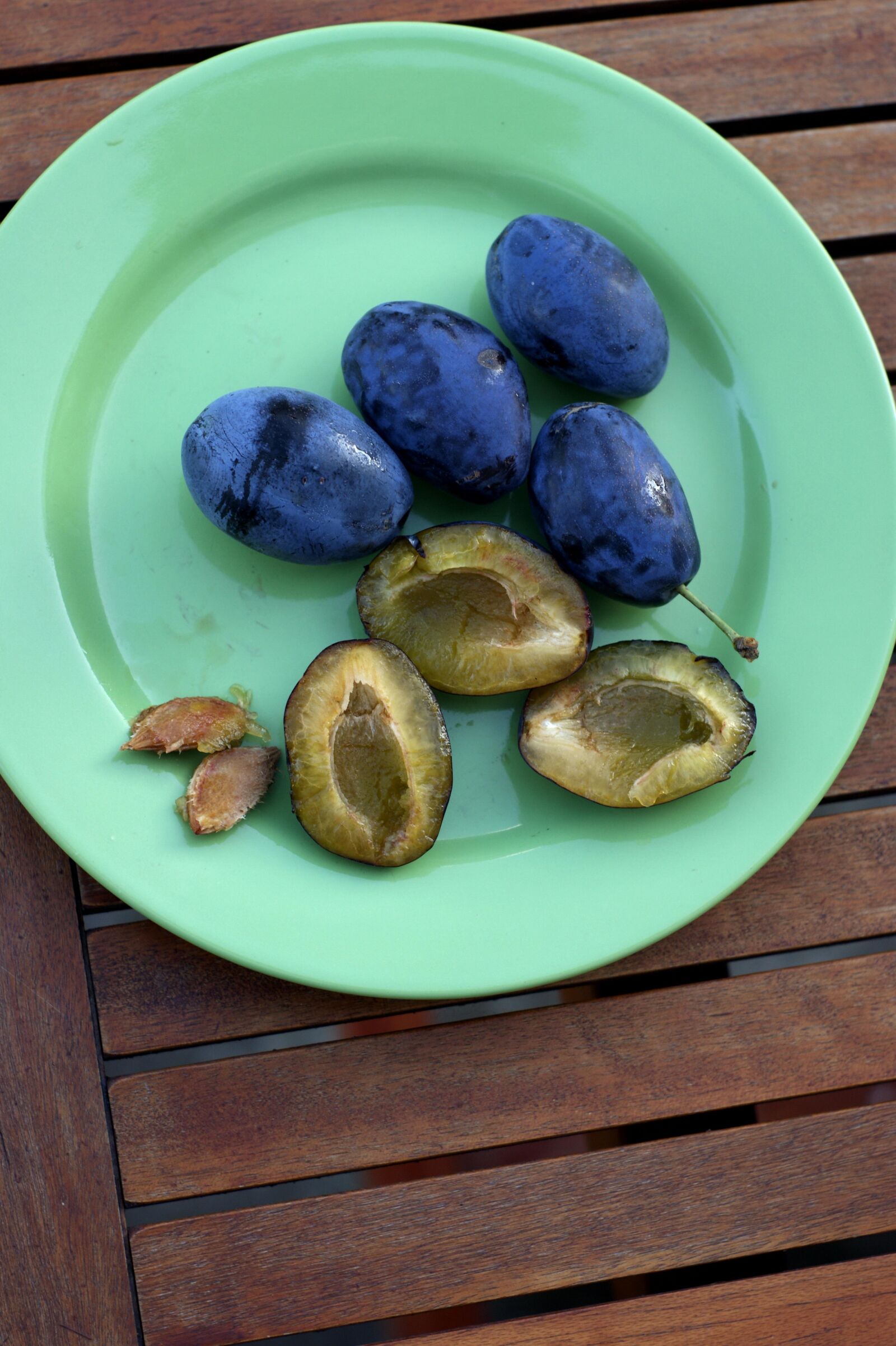 Sony Alpha DSLR-A290 sample photo. Plums, fresh, ripe fruit photography