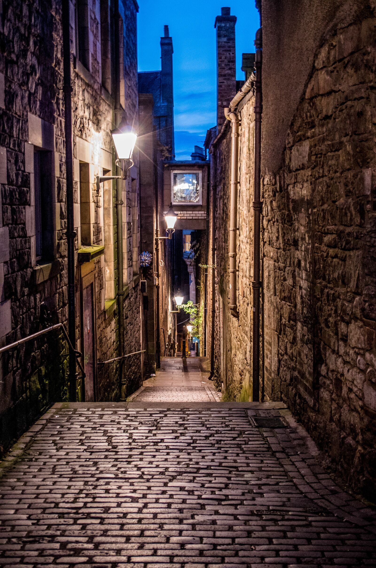 Pentax K-50 sample photo. Edinburgh, alley, cobblestones photography