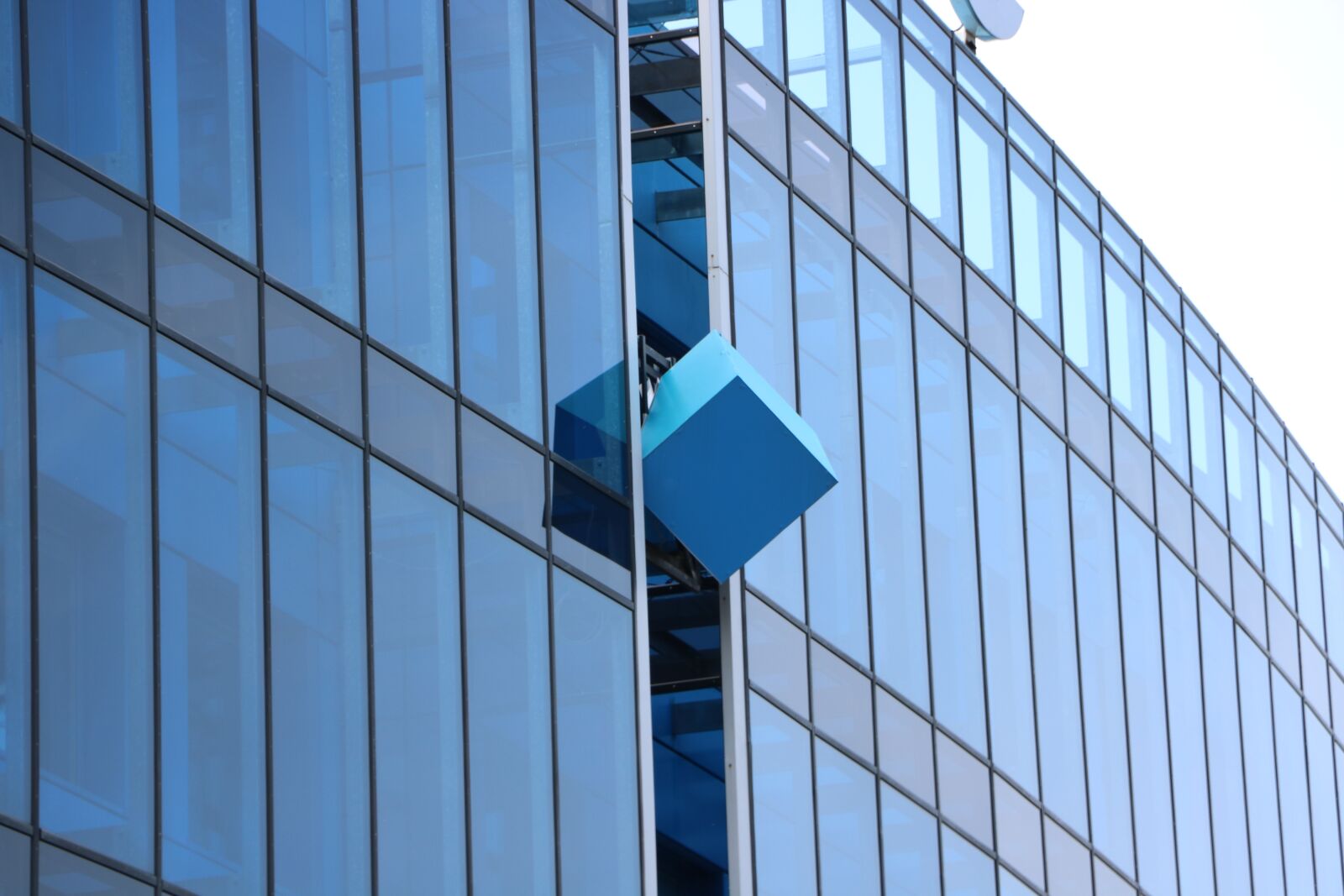 Canon EOS 760D (EOS Rebel T6s / EOS 8000D) sample photo. Cube, blue, house photography