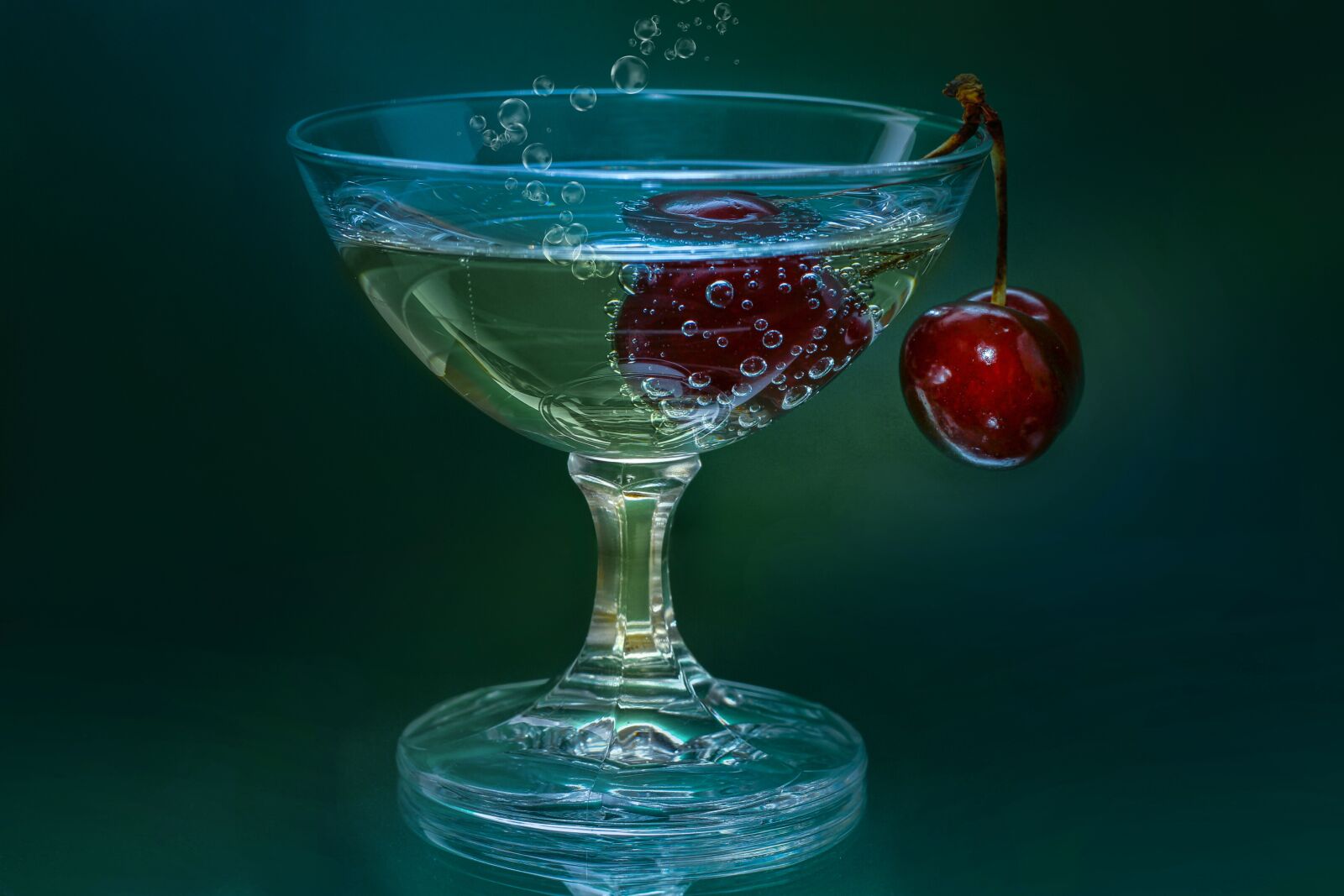 Canon EOS 600D (Rebel EOS T3i / EOS Kiss X5) sample photo. Glass, cocktail, cherries photography