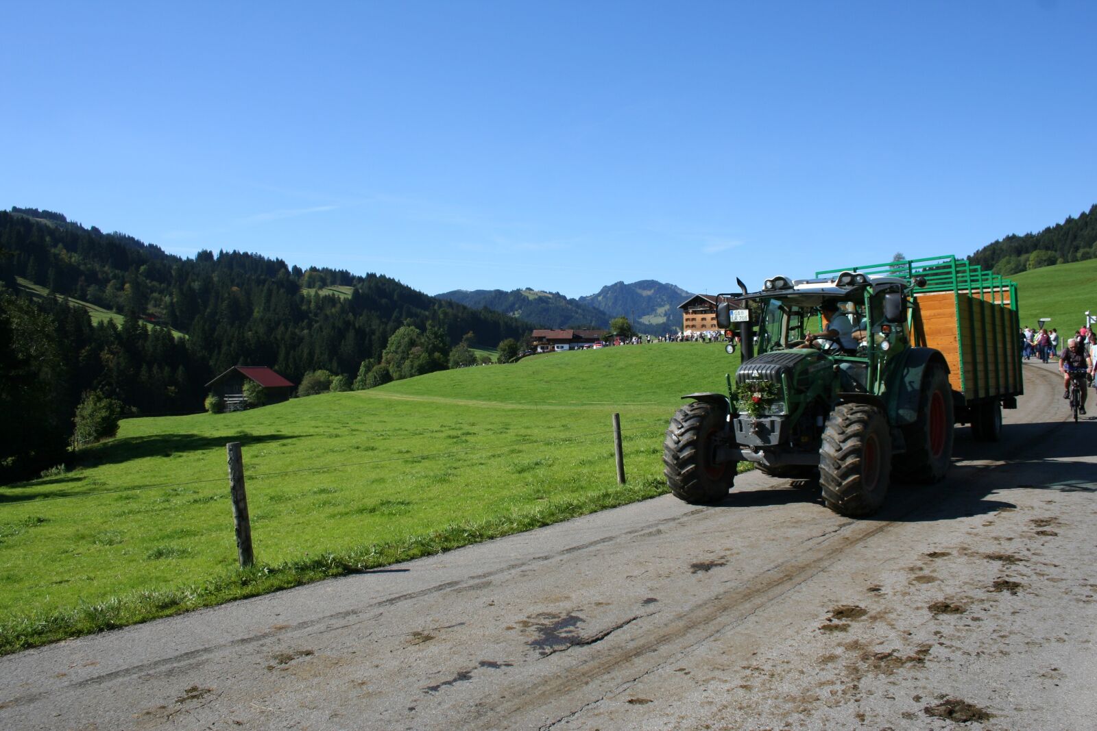 Canon EOS 350D (EOS Digital Rebel XT / EOS Kiss Digital N) sample photo. Allgäu, gunzesried, tractor photography