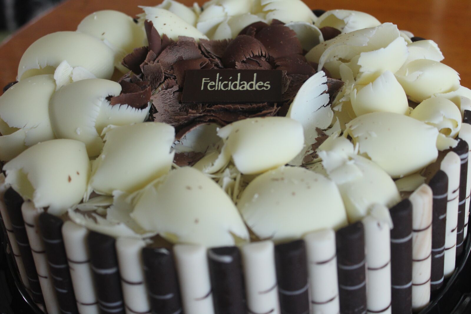Canon EOS 1300D (EOS Rebel T6 / EOS Kiss X80) sample photo. Chocolate, white, cake photography