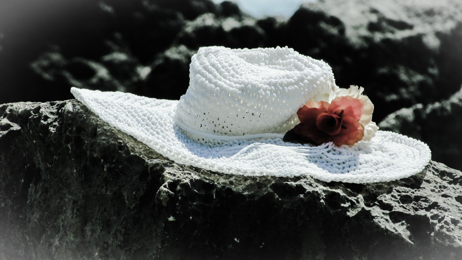 Canon PowerShot SX400 IS sample photo. Summer, hat, rock photography