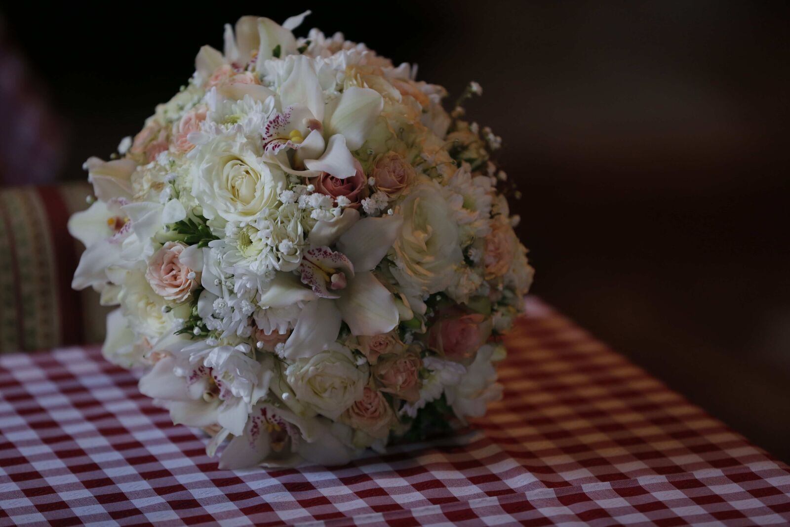Canon EOS 5D Mark III sample photo. Bouquet, interior, shadow, tablecloth photography