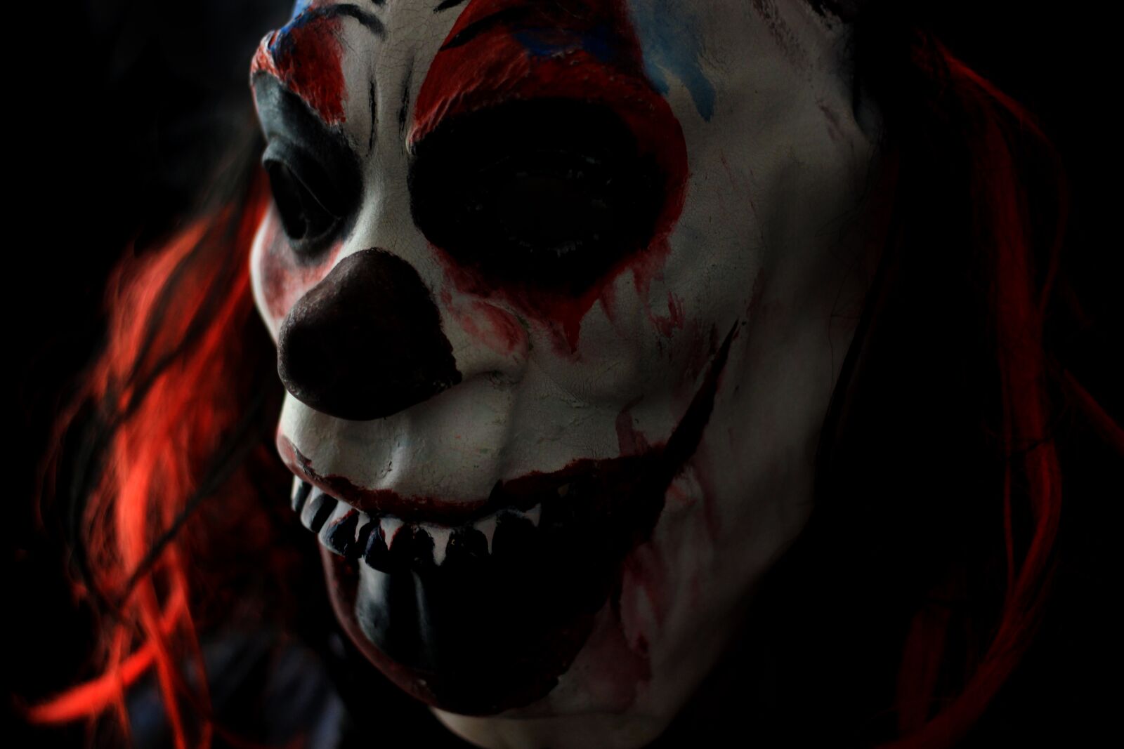 Canon EOS 600D (Rebel EOS T3i / EOS Kiss X5) + Canon EF 50mm F1.8 STM sample photo. Clown, mask, diabolical photography