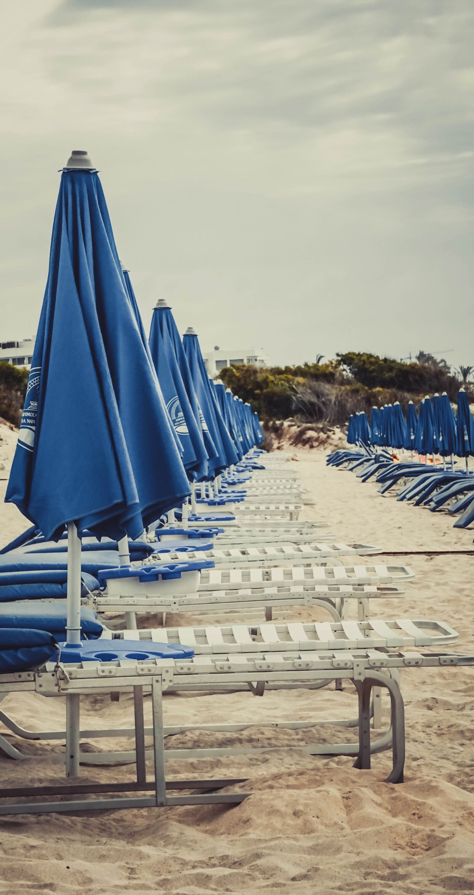 Sony a6000 + Sony Vario-Tessar T* E 16-70mm F4 ZA OSS sample photo. Beach, umbrellas, sea photography