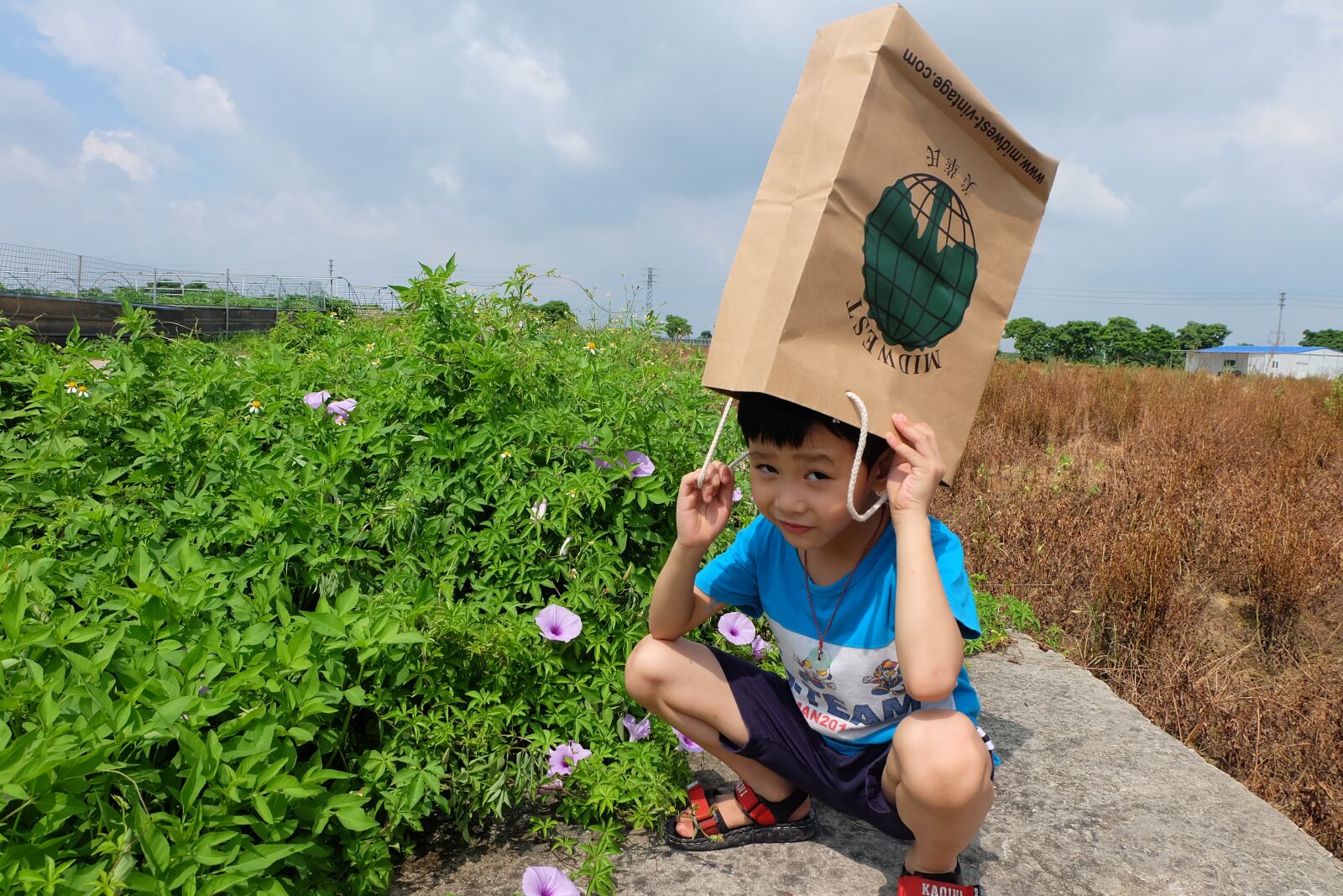 Fujifilm X-A1 sample photo. Outdoor, boy, funny photography