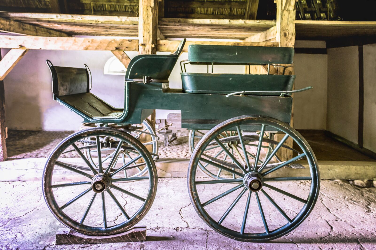 Canon EF-S 18-135mm F3.5-5.6 IS sample photo. Coach, wooden coach, horse photography