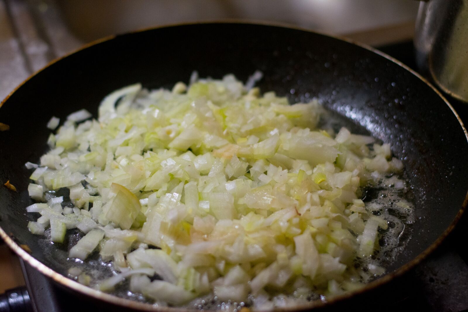 Nikon D5200 sample photo. Kitchen, onion, frying photography