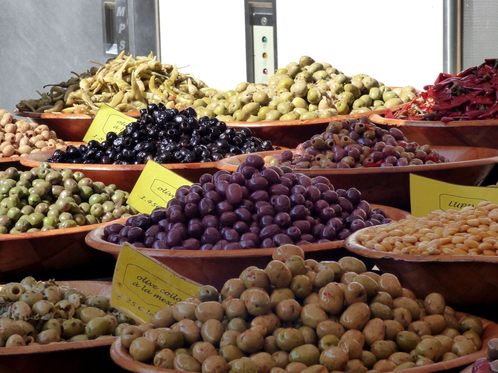 Panasonic DMC-FZ72 sample photo. Market, stall, olives photography