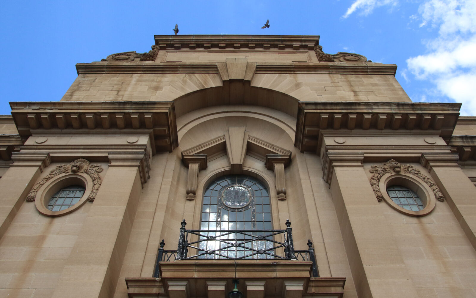 Canon EOS 7D Mark II sample photo. Arched, window, architecture, bird photography