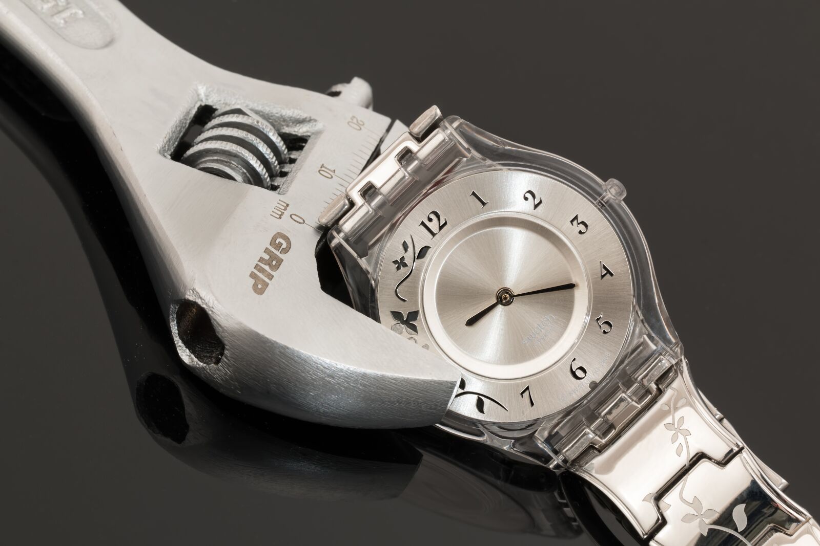 Canon EF 100mm F2.8L Macro IS USM sample photo. Wristwatch, shifting spanner, time photography