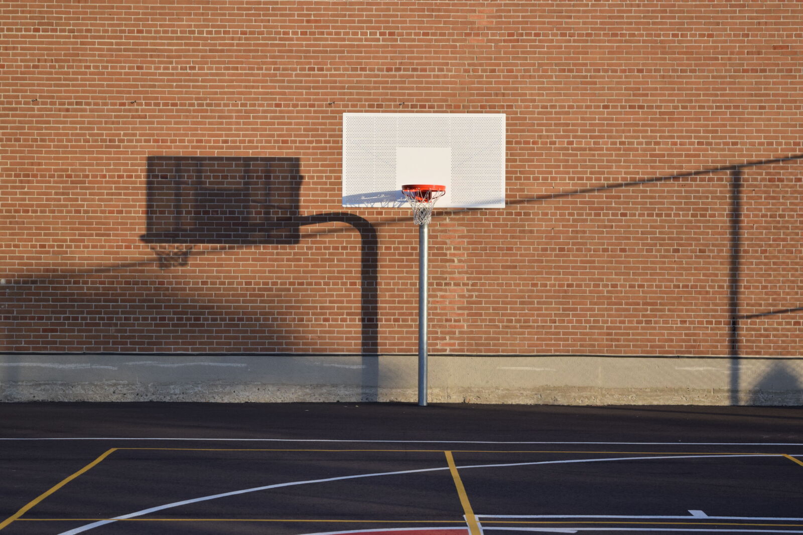 Nikon AF-S DX Nikkor 18-55mm F3.5-5.6G VR II sample photo. Basketball, hoop, on, court photography