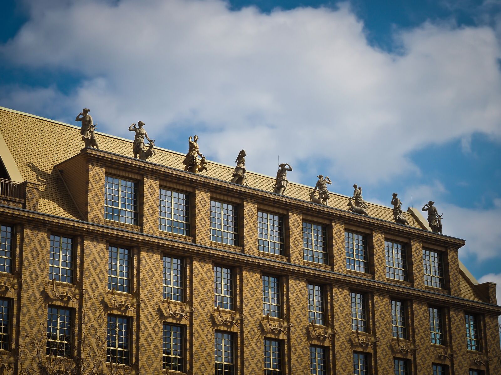 Olympus OM-D E-M10 sample photo. Architecture, figures, statue photography