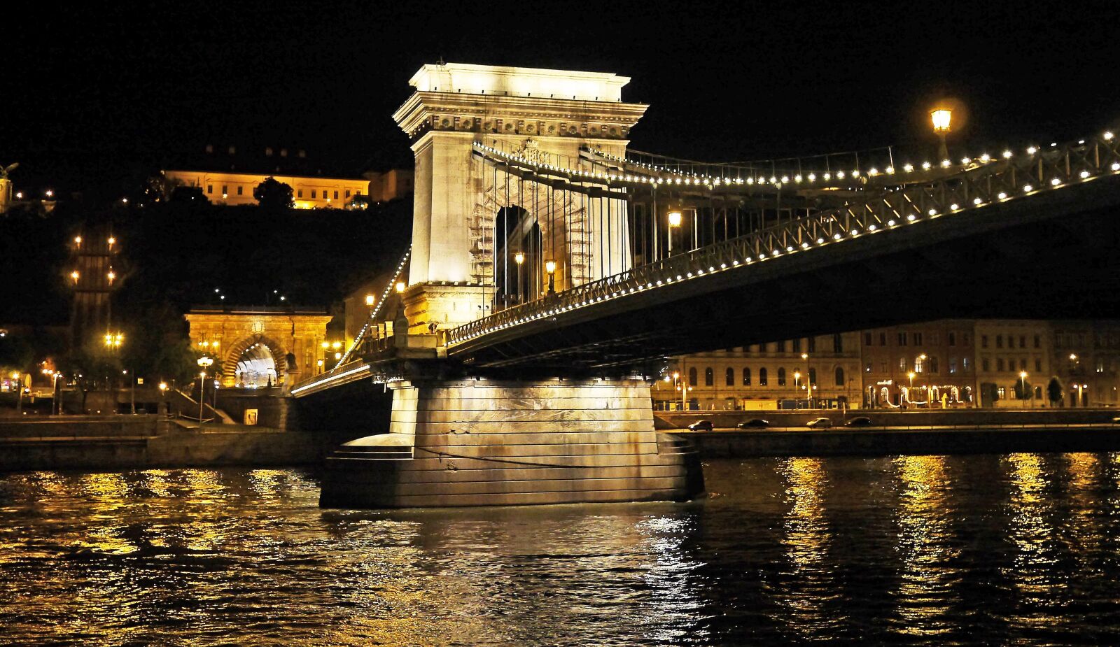 Panasonic Lumix DMC-GH3 sample photo. Budapest at night, chain photography