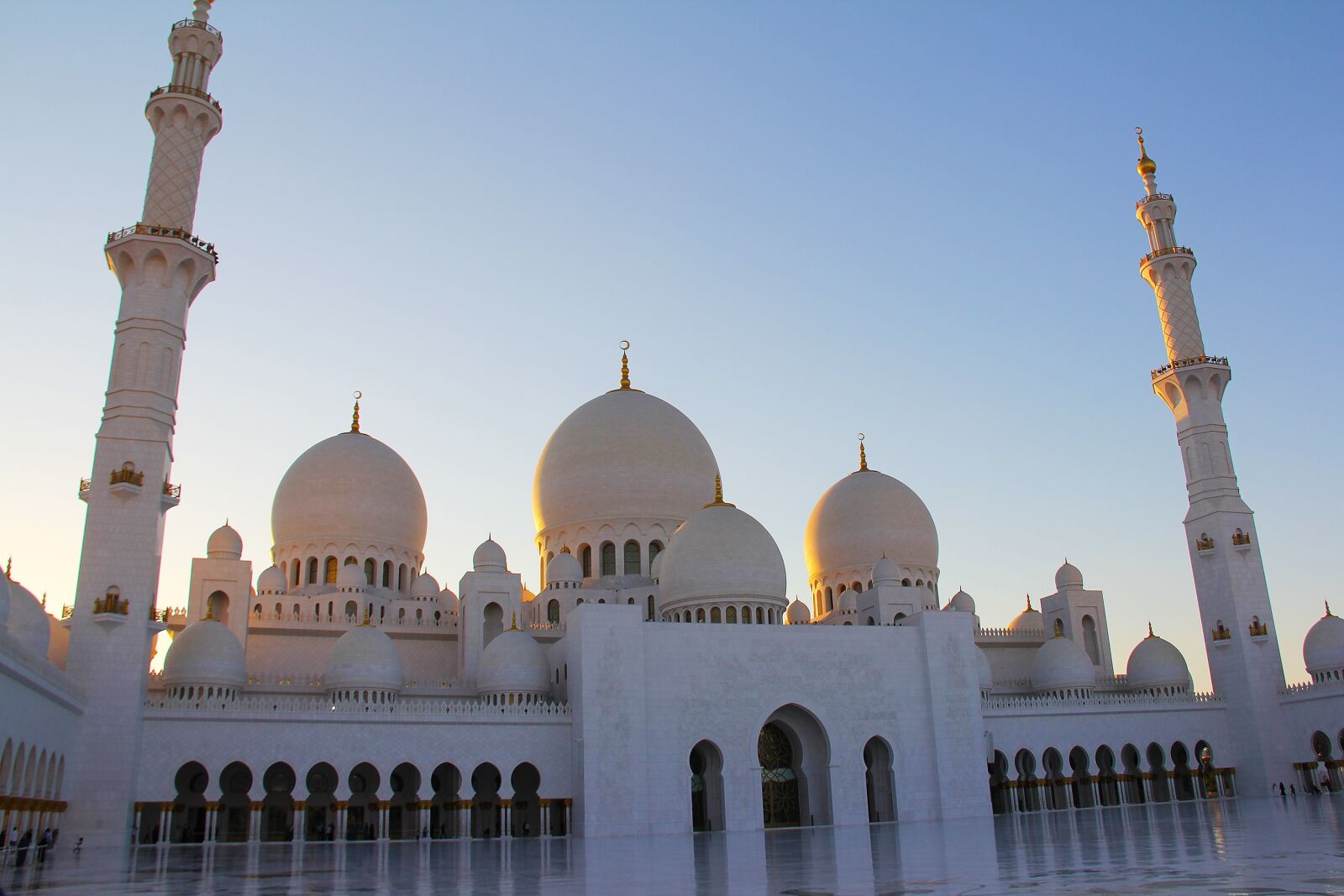 Canon EF-S 18-200mm F3.5-5.6 IS sample photo. Pray, muslim, sheikh zayed photography