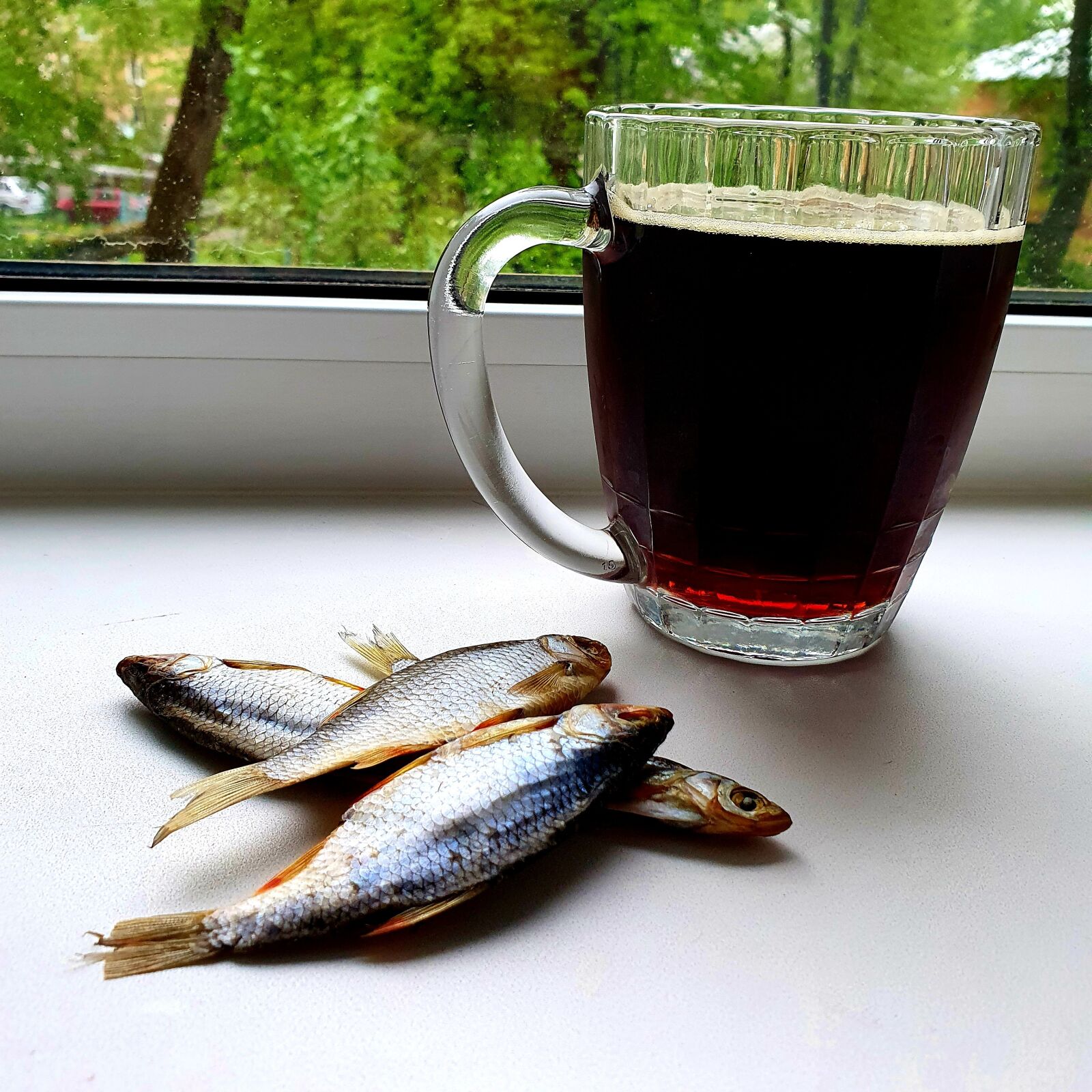 Samsung Galaxy S10 sample photo. Beer, fish, window photography