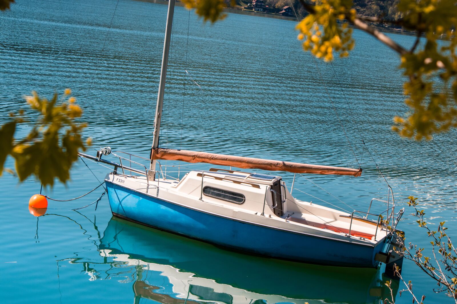 Canon EF-S 18-135mm F3.5-5.6 IS USM sample photo. Boat, lake, travel photography