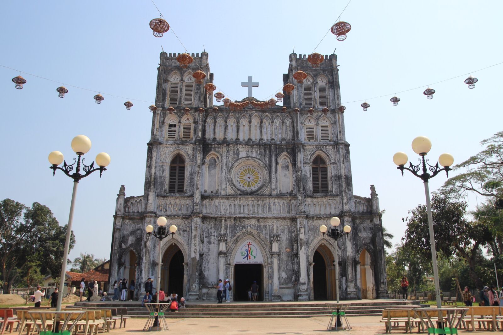 Tamron SP AF 17-50mm F2.8 XR Di II LD Aspherical (IF) sample photo. Vietnam, asia, church photography