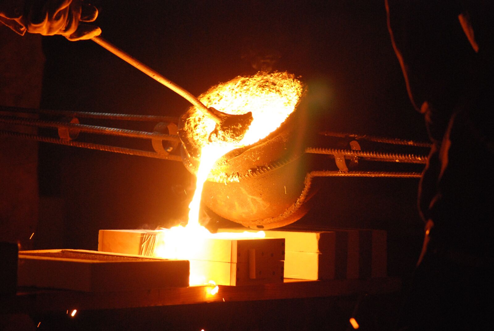 Nikon D80 sample photo. Pour, iron, foundry photography