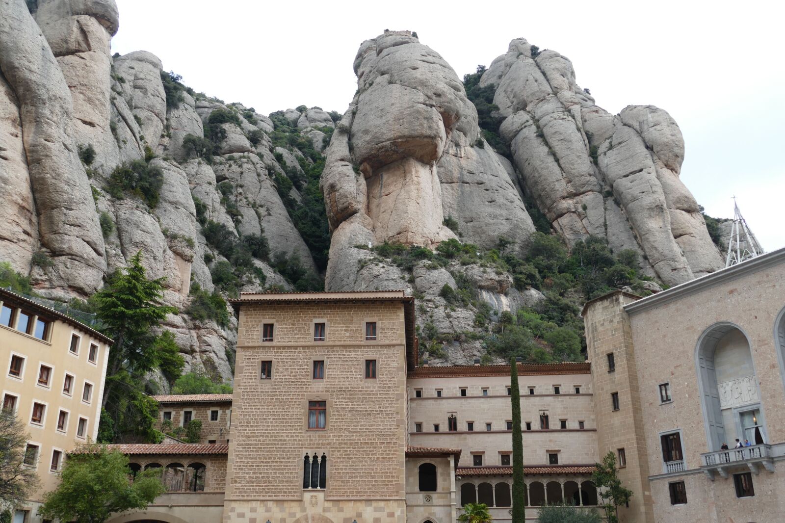 Panasonic Lumix DMC-FZ1000 sample photo. Spain, montserrat, church photography