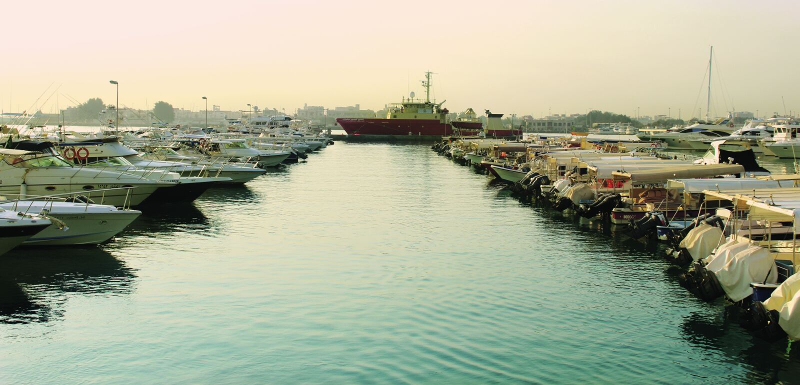 Canon EOS 1200D (EOS Rebel T5 / EOS Kiss X70 / EOS Hi) sample photo. Boats, lanscapes, marina, ocean photography