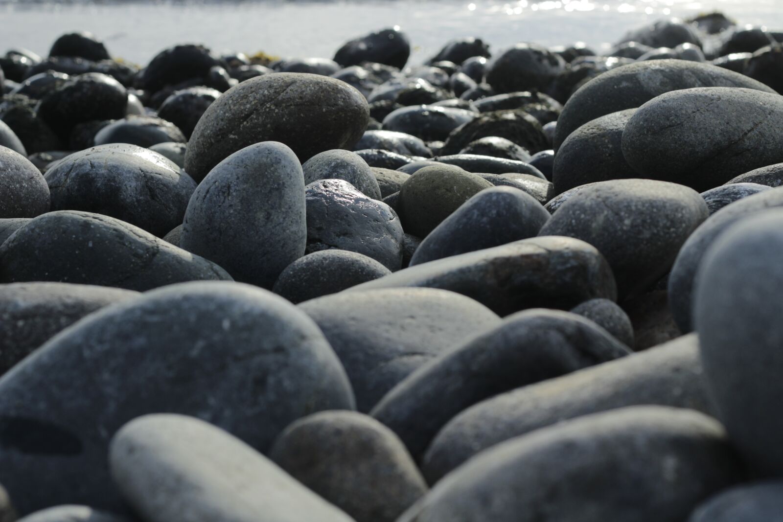 Canon EOS 1200D (EOS Rebel T5 / EOS Kiss X70 / EOS Hi) + Canon EF 50mm F1.8 II sample photo. Stone, beach, the sea photography