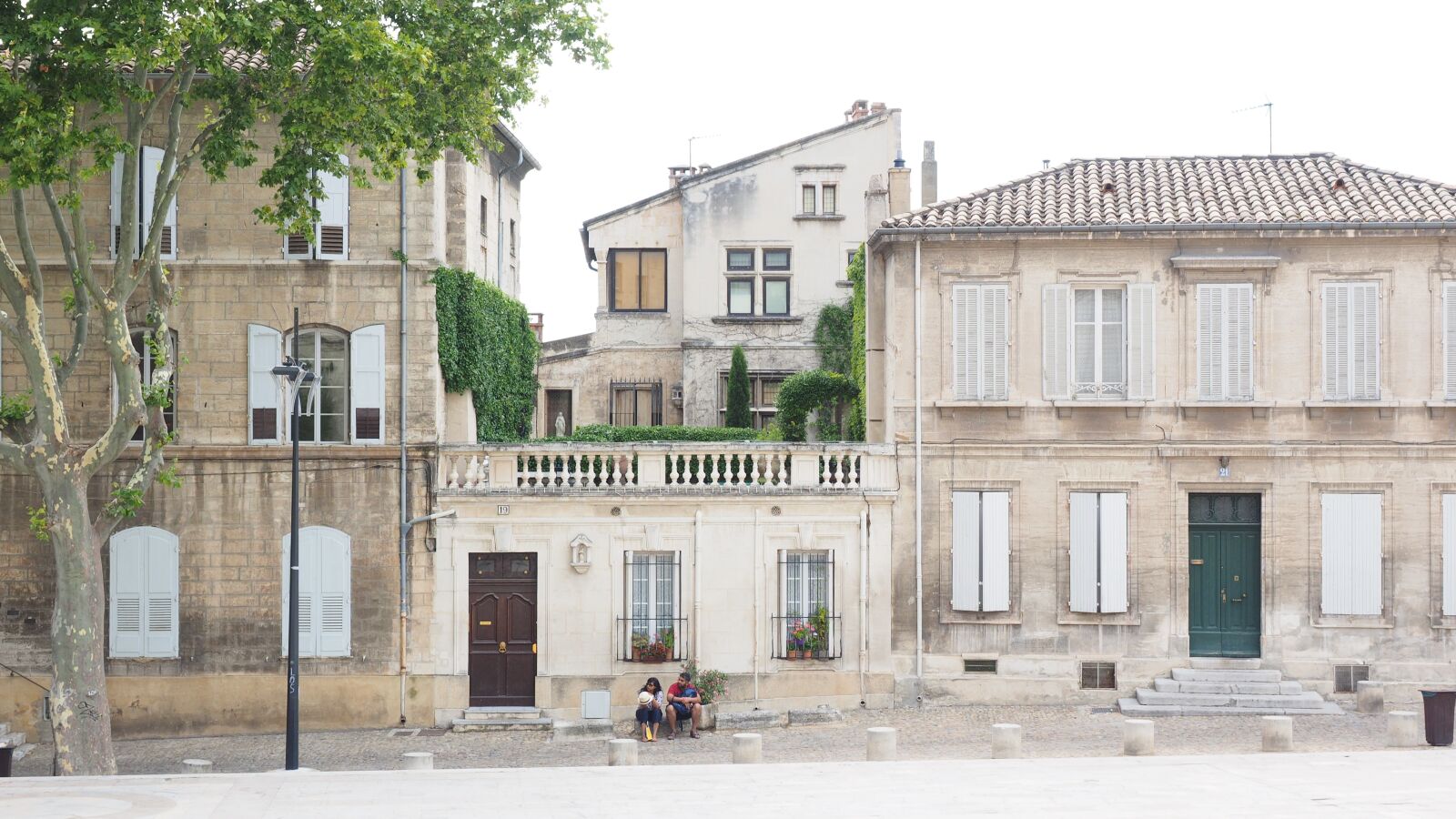 Olympus OM-D E-M1 + Olympus M.Zuiko Digital ED 12-40mm F2.8 Pro sample photo. Avignon, street scene, couple photography