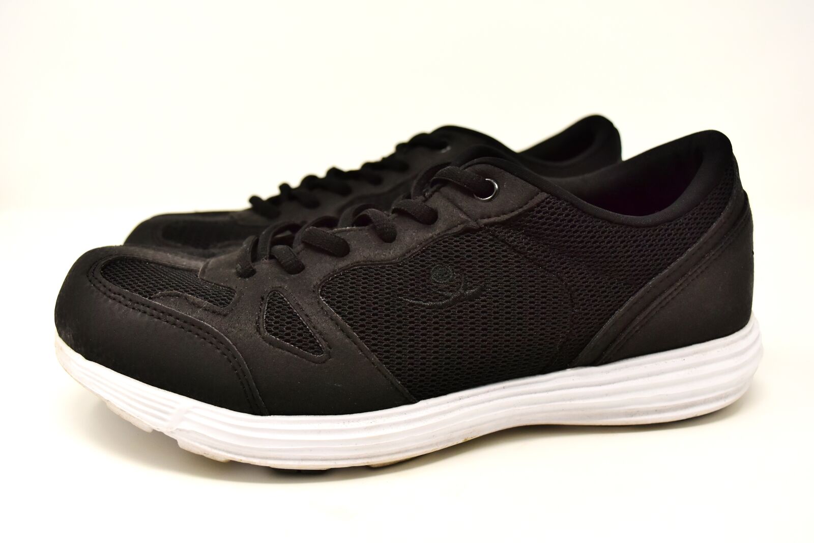 Nikon D7200 sample photo. Sneakers, black, sporty photography