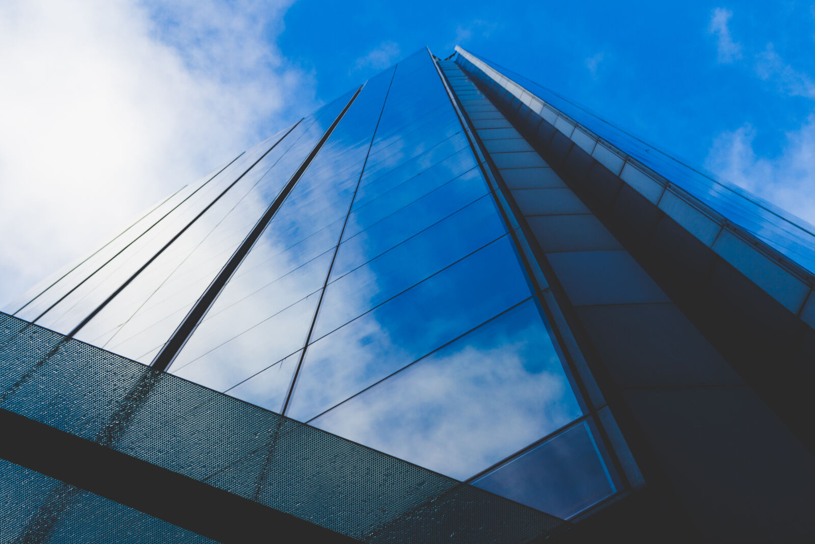 Canon EOS 700D (EOS Rebel T5i / EOS Kiss X7i) sample photo. Architecture, blue, sky, building photography