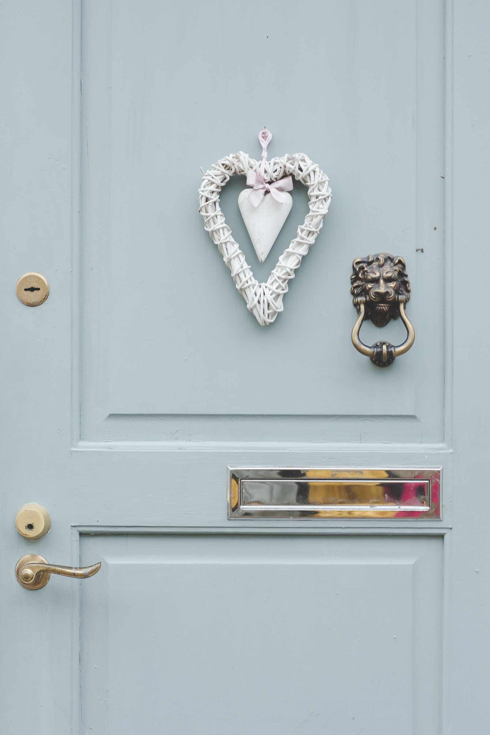 Canon EOS 700D (EOS Rebel T5i / EOS Kiss X7i) + Canon EF 50mm F1.8 STM sample photo. Door, blue, ornament photography