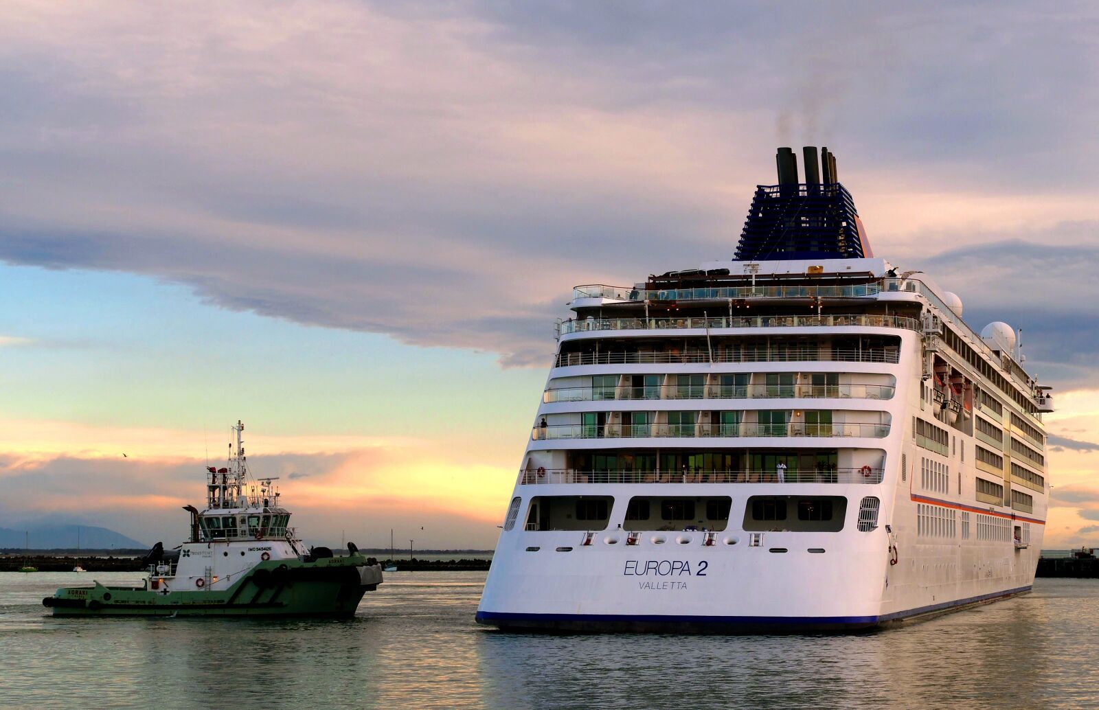 Panasonic Lumix DMC-FZ1000 sample photo. Cruise ship, tug, boat photography