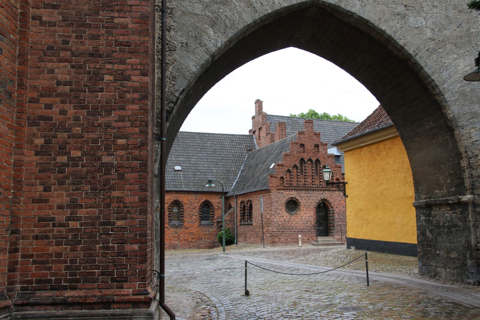 Canon EOS 7D Mark II sample photo. Arch, arched, window, bricks photography