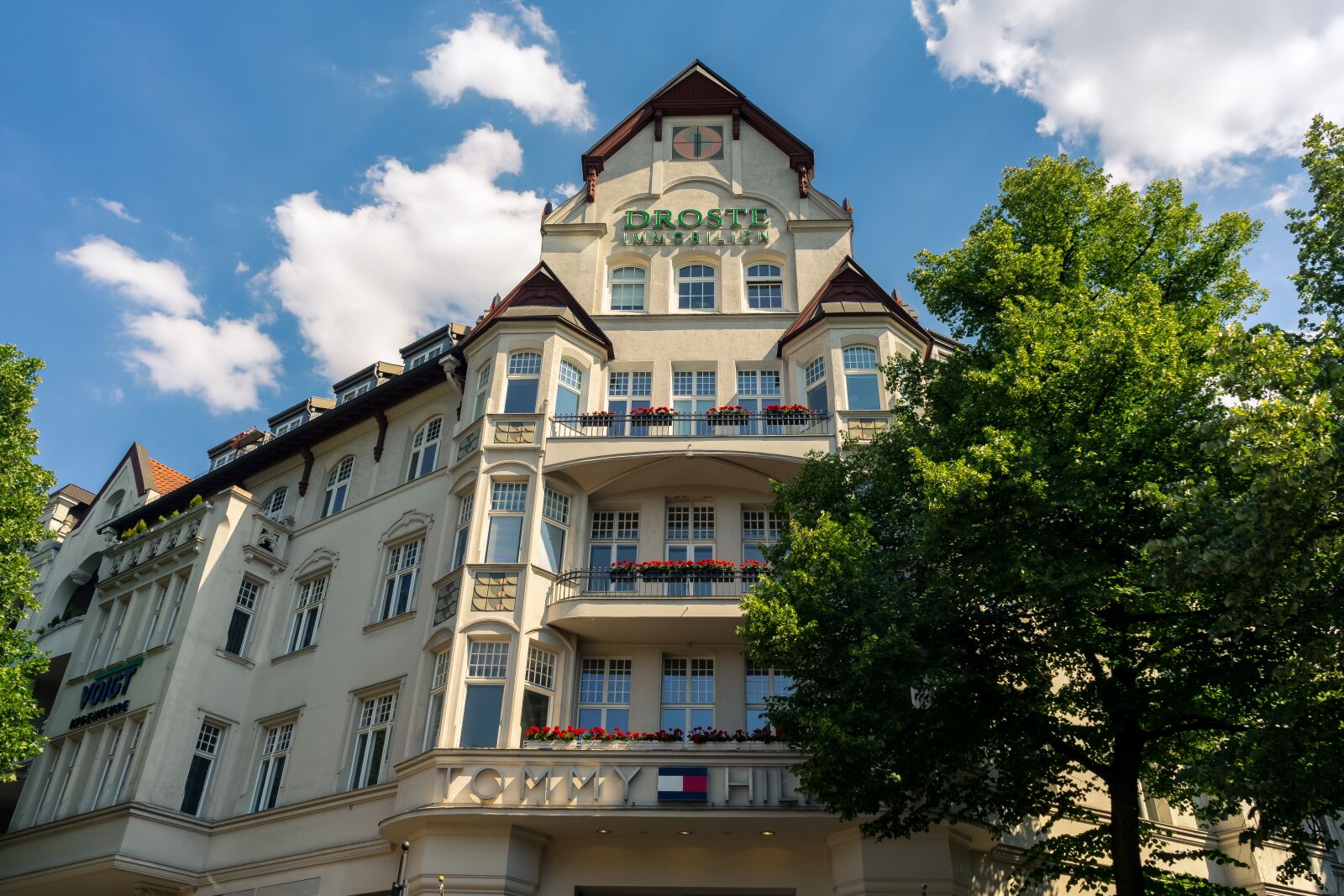 Sony a7 II + Sony FE 28-70mm F3.5-5.6 OSS sample photo. Architecture, building, facade photography
