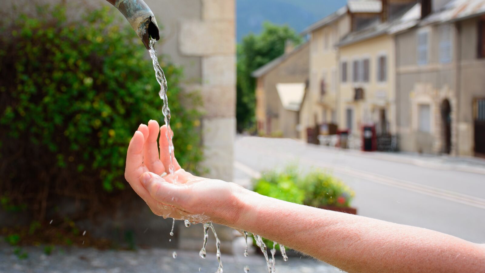 Nikon D5500 sample photo. Water, hand, fountain photography