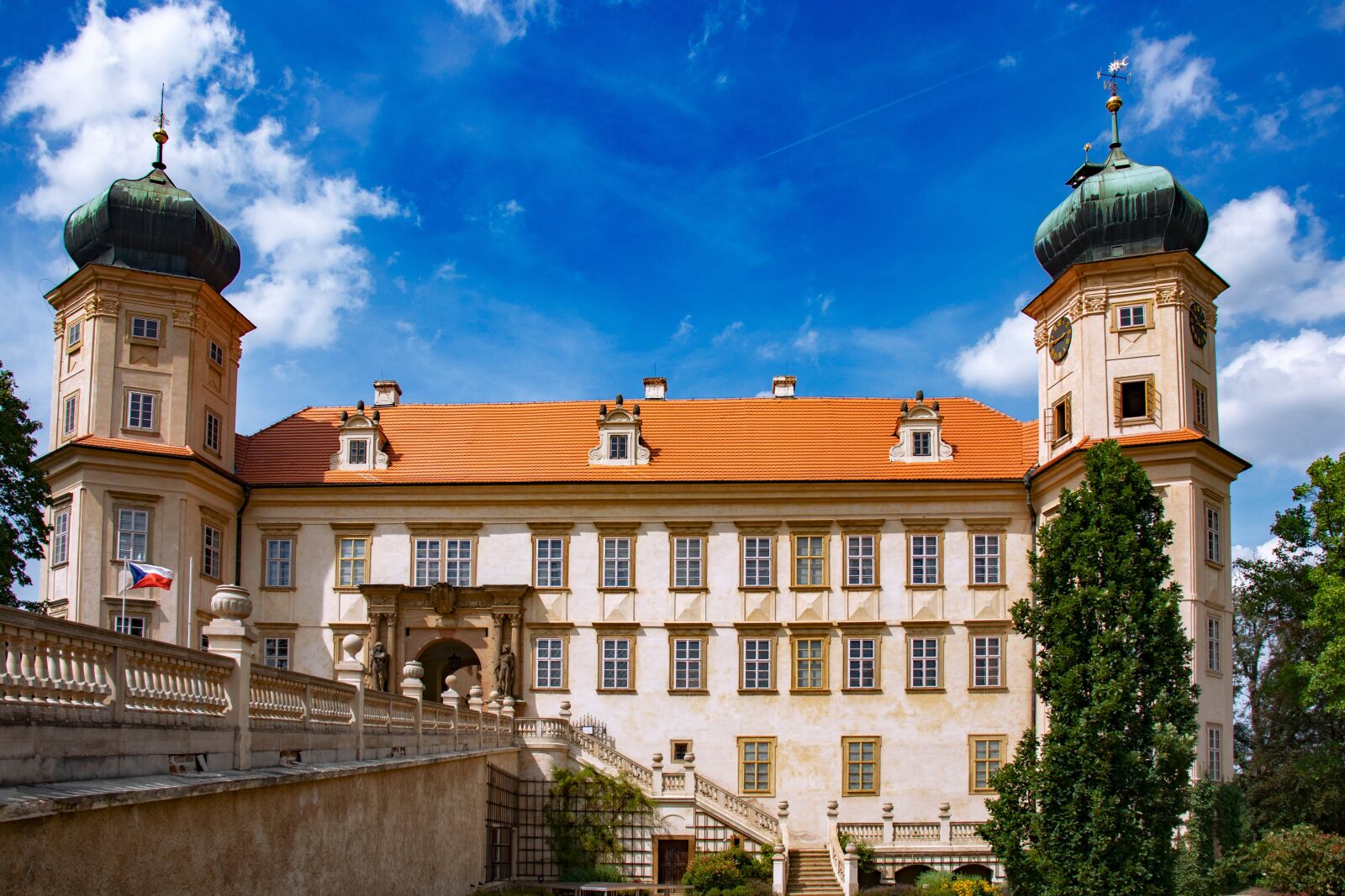 Canon EF-S 18-55mm F4-5.6 IS STM sample photo. Zamek, czech, architecture photography