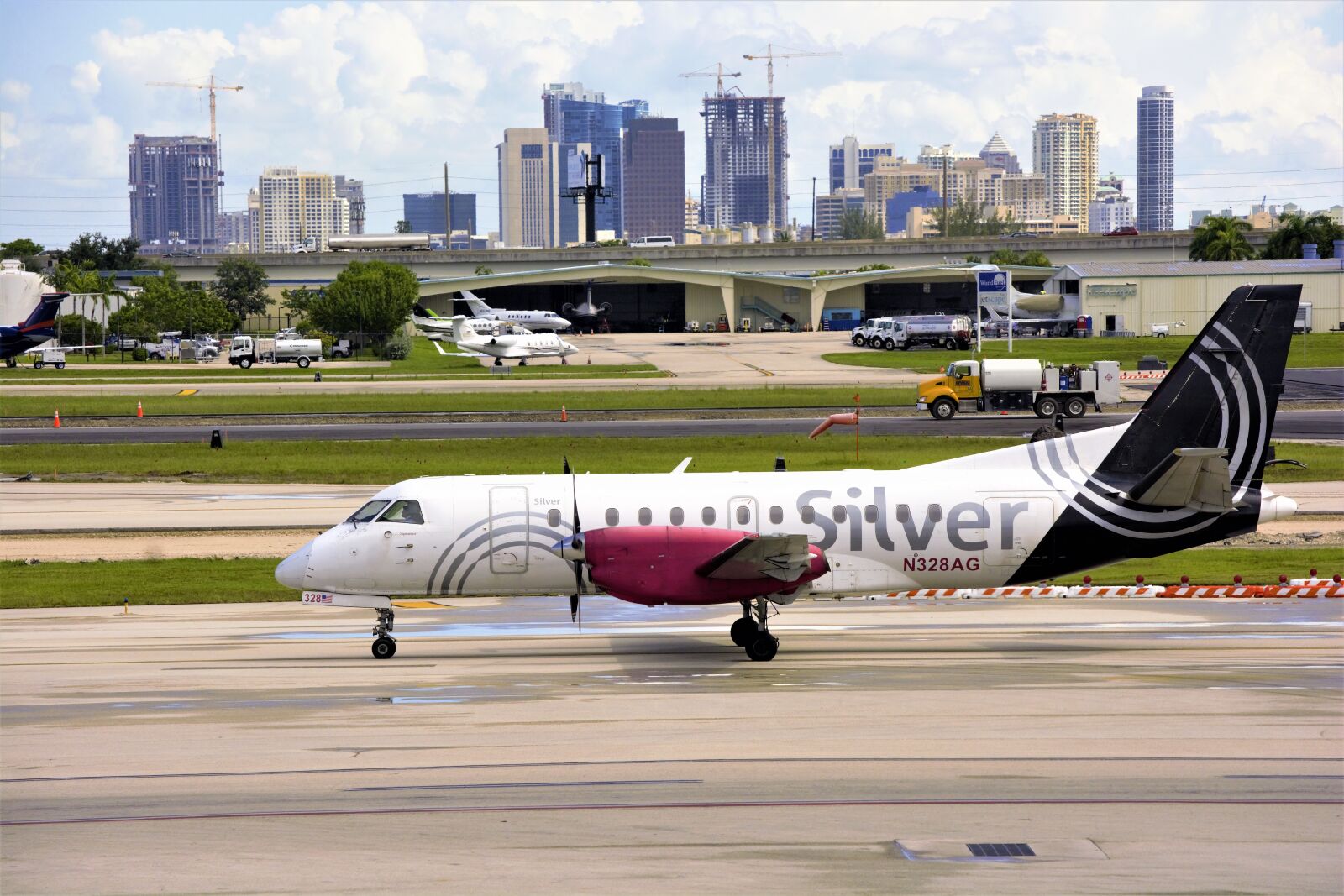 Nikon D7100 sample photo. Airplane, commercial, turboprop photography