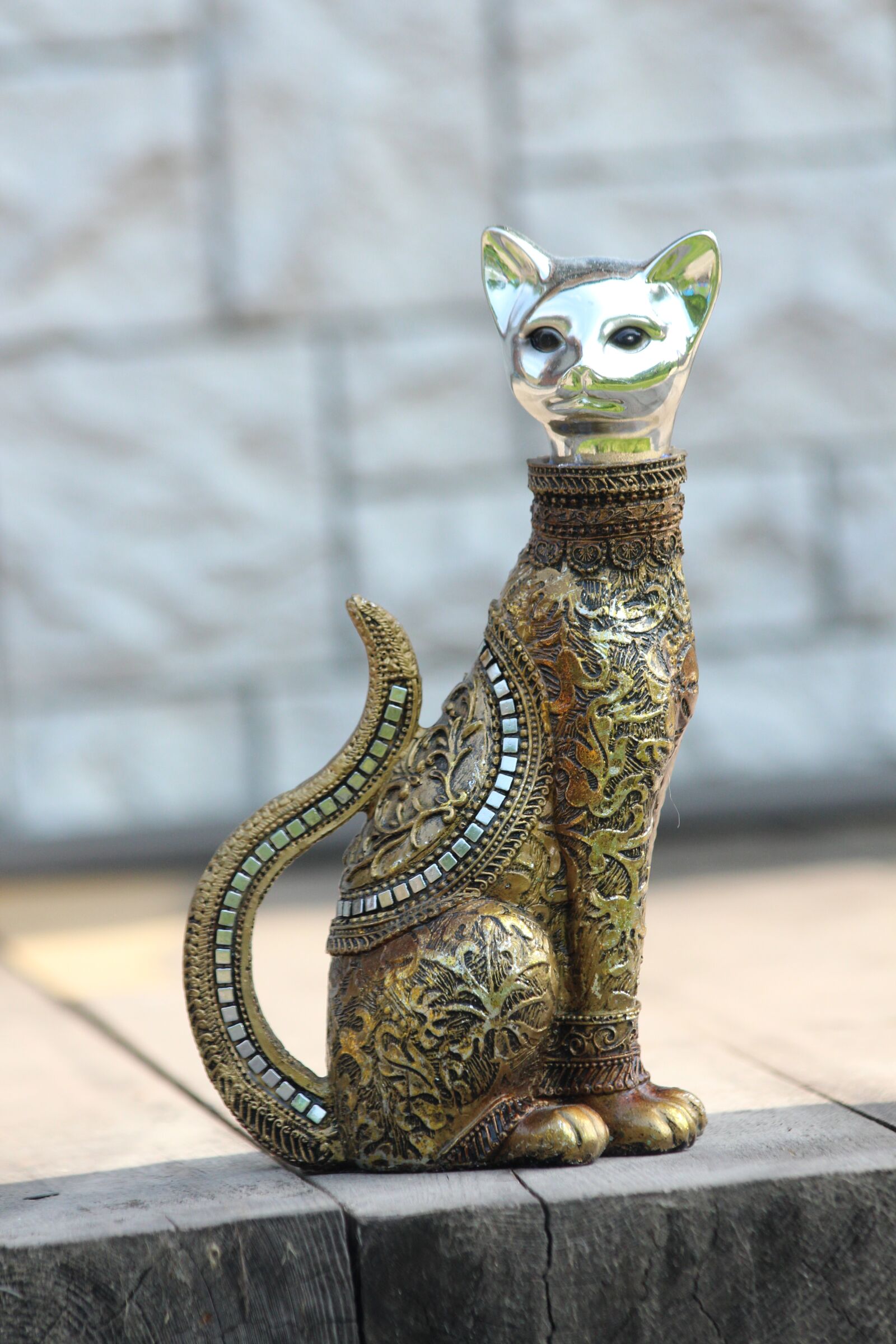 Canon EOS 650D (EOS Rebel T4i / EOS Kiss X6i) + Canon EF 70-300mm F4-5.6 IS USM sample photo. Cat, iron, sculpture photography