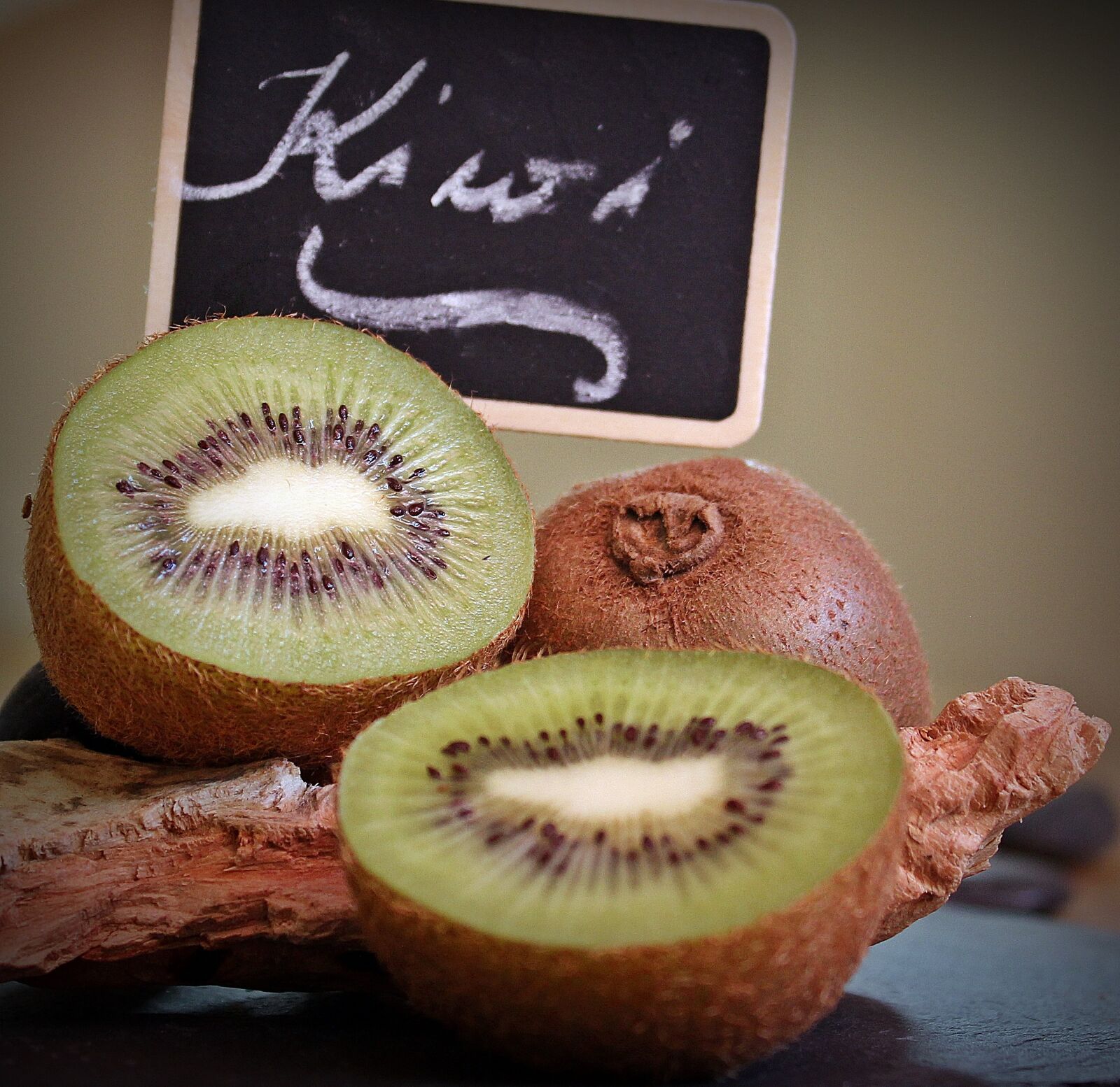 Canon EOS 550D (EOS Rebel T2i / EOS Kiss X4) sample photo. Kiwi, fruit, healthy photography