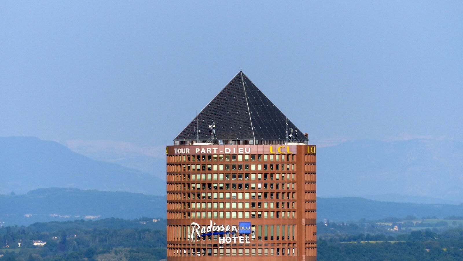 Panasonic Lumix DMC-FZ200 sample photo. Tower, part-dieu, roof photography